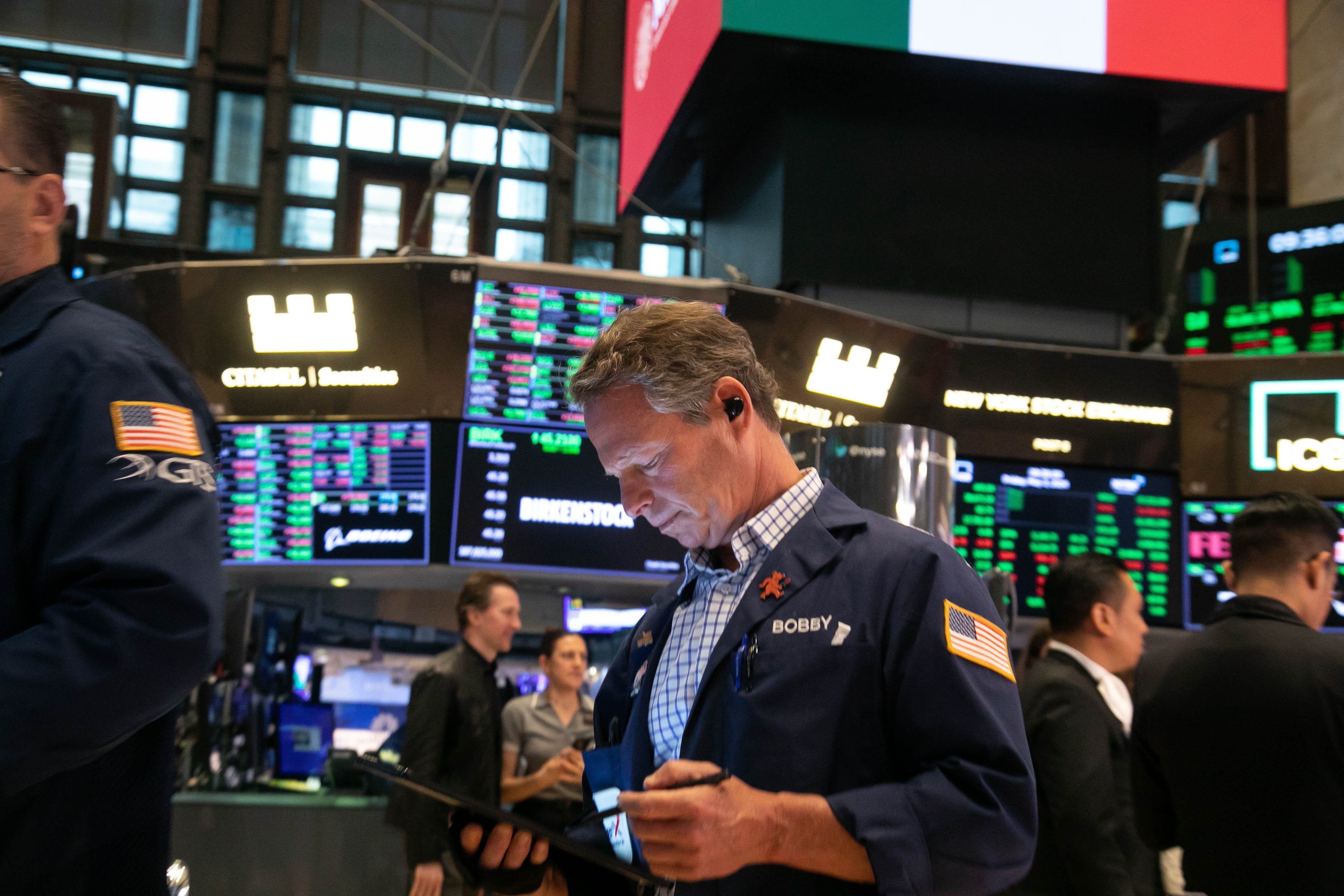 Phố Wall đỏ lửa sau thông điệp của Fed, Nasdaq mất hơn 354 điểm