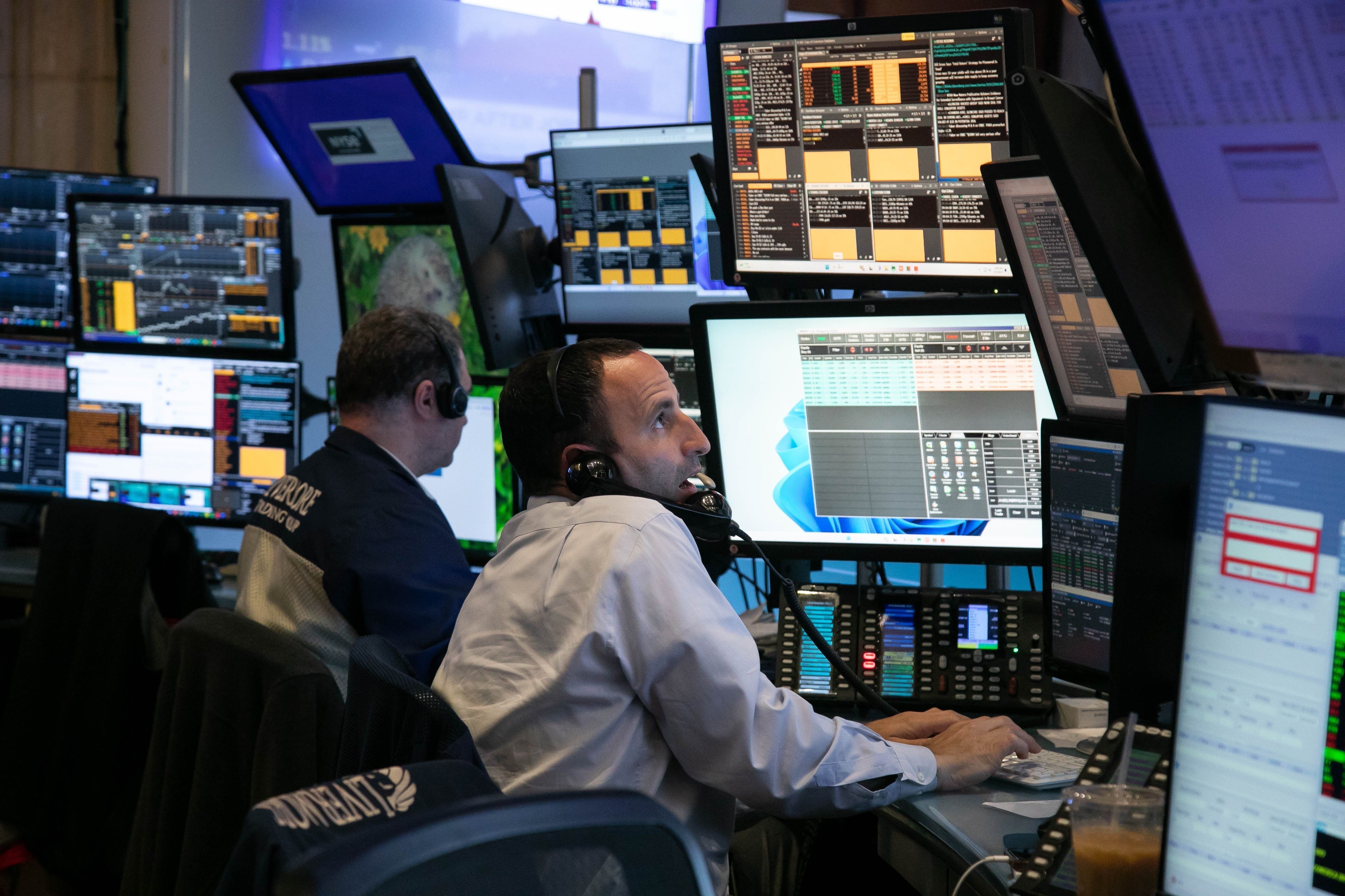 Dow Jones lao dốc hơn 570 điểm, Nasdaq giữ được sắc xanh