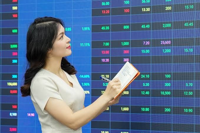 VN-Index tăng 10,8 điểm trong phiên sáng 10/8, BCM tăng trần