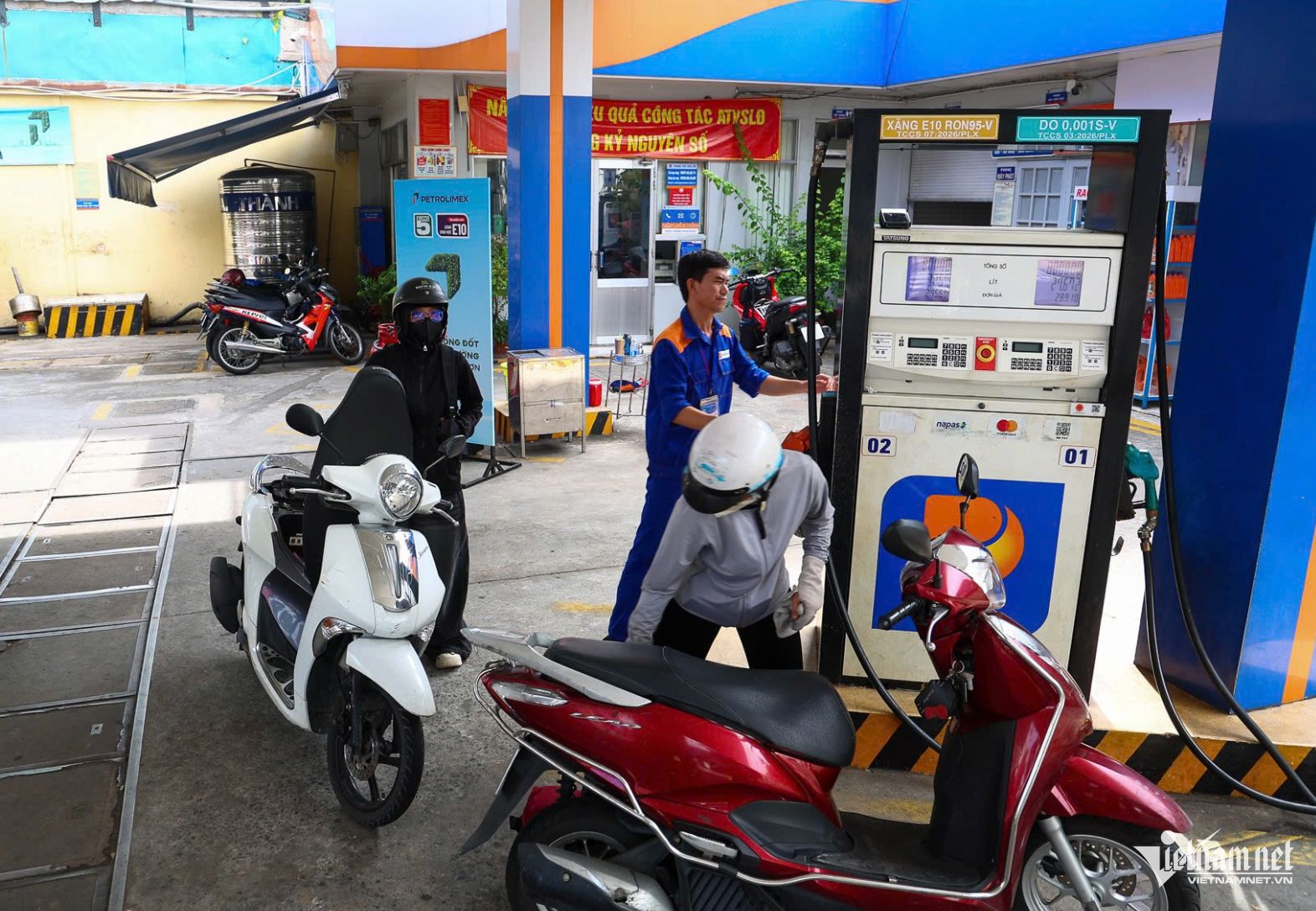 Giá xăng dầu hôm nay 5/8: Tiếp đà giảm thêm 4%