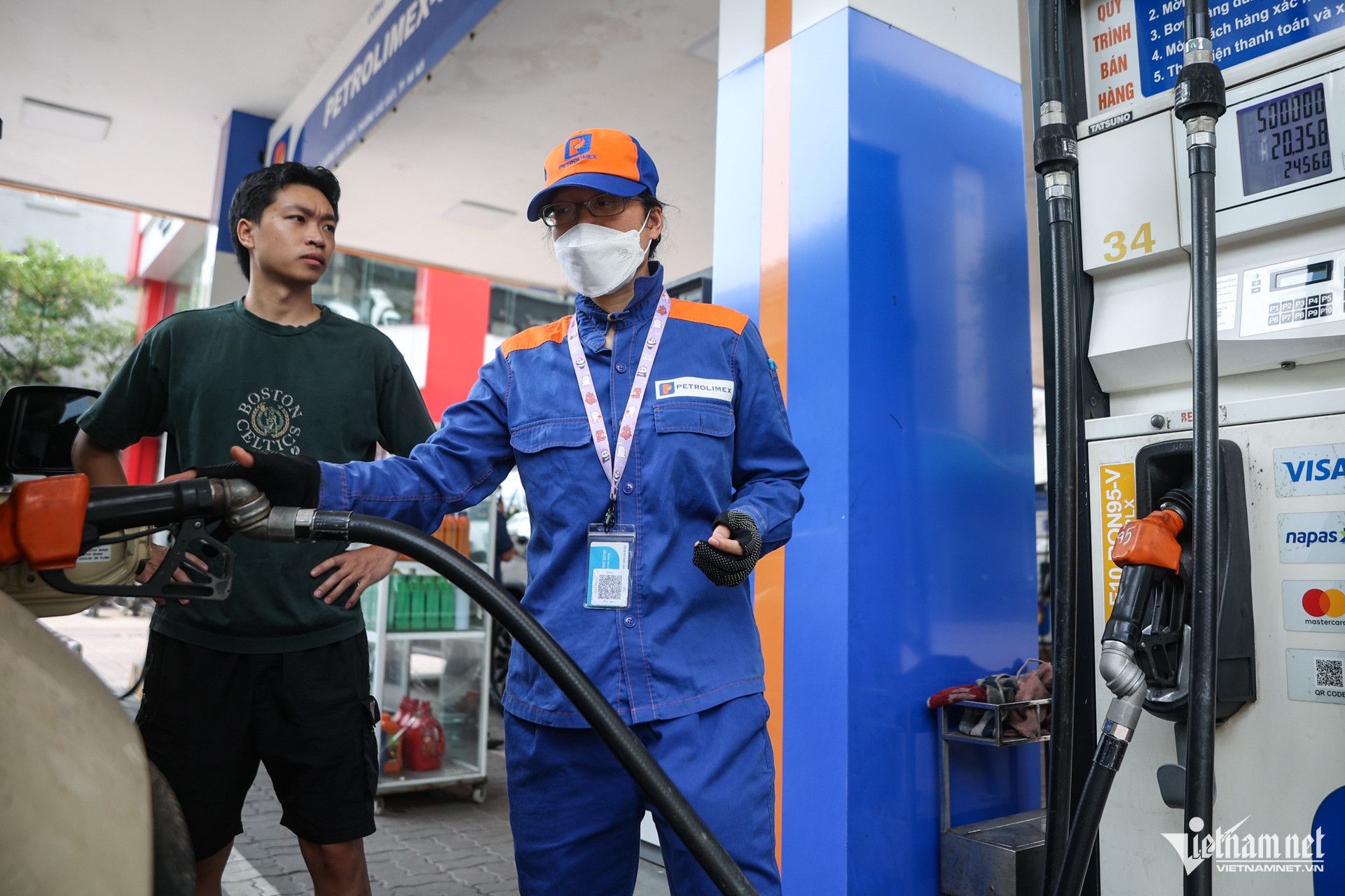 Giá xăng dầu hôm nay 14/8: Thế giới giảm, trong nước có giá mới