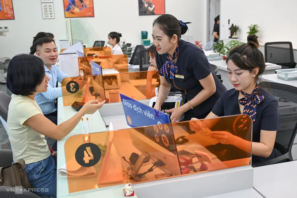 Người gửi tiền mặc cả lãi suất