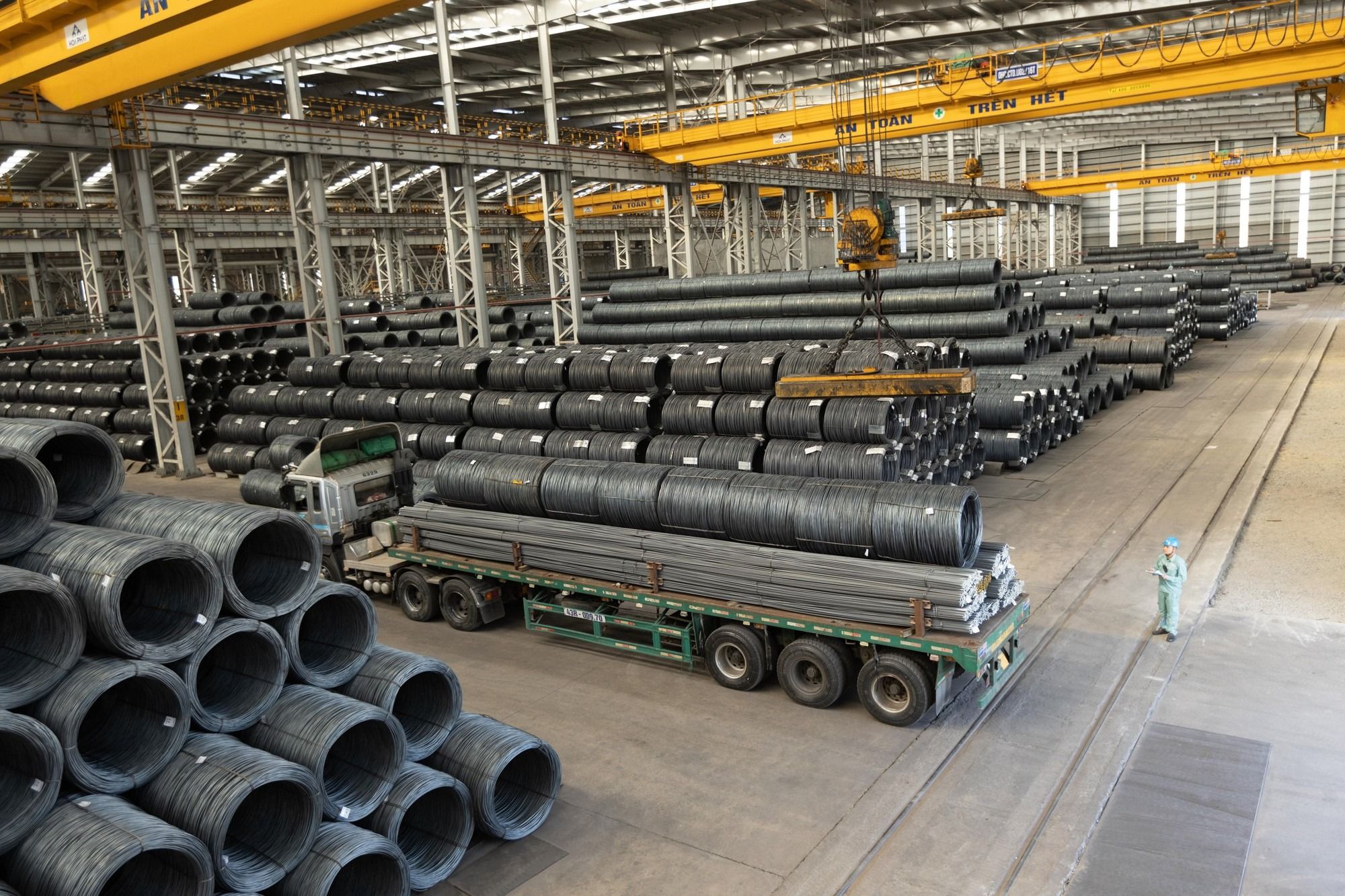 Giá thép ngày hôm nay 28/9/2026: Thép thanh và quặng sắt đồng loạt giảm trên các sàn