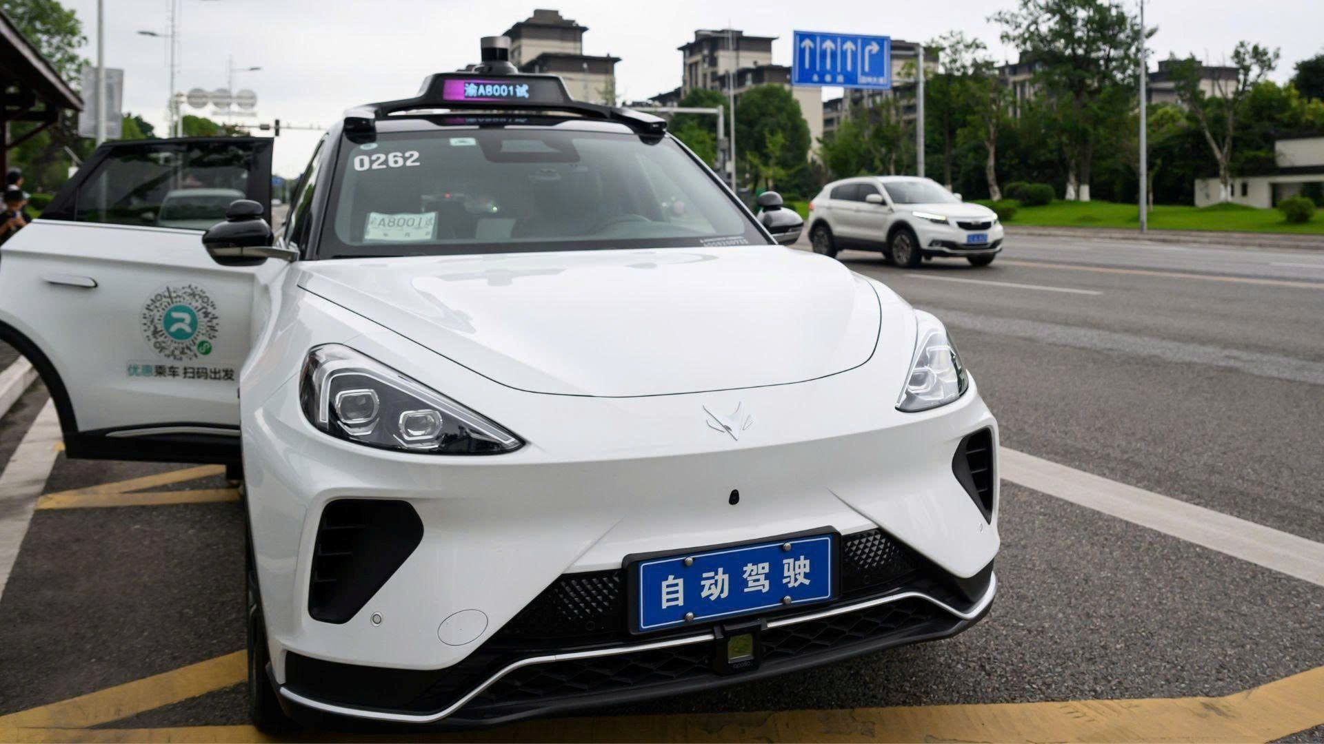 Hơn 100 taxi tự lái Baidu Apollo Go dừng đột ngột trên đường phố Vũ Hán, hành khách kích hoạt SOS để thoát khỏi xe