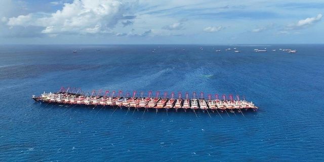 China's 10,000-tonfully electric container ship begins commercial ...