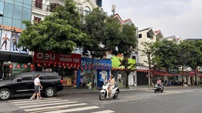 Hanoi police raid a house on Duc Giang Street in counterfeit Apple devices investigation